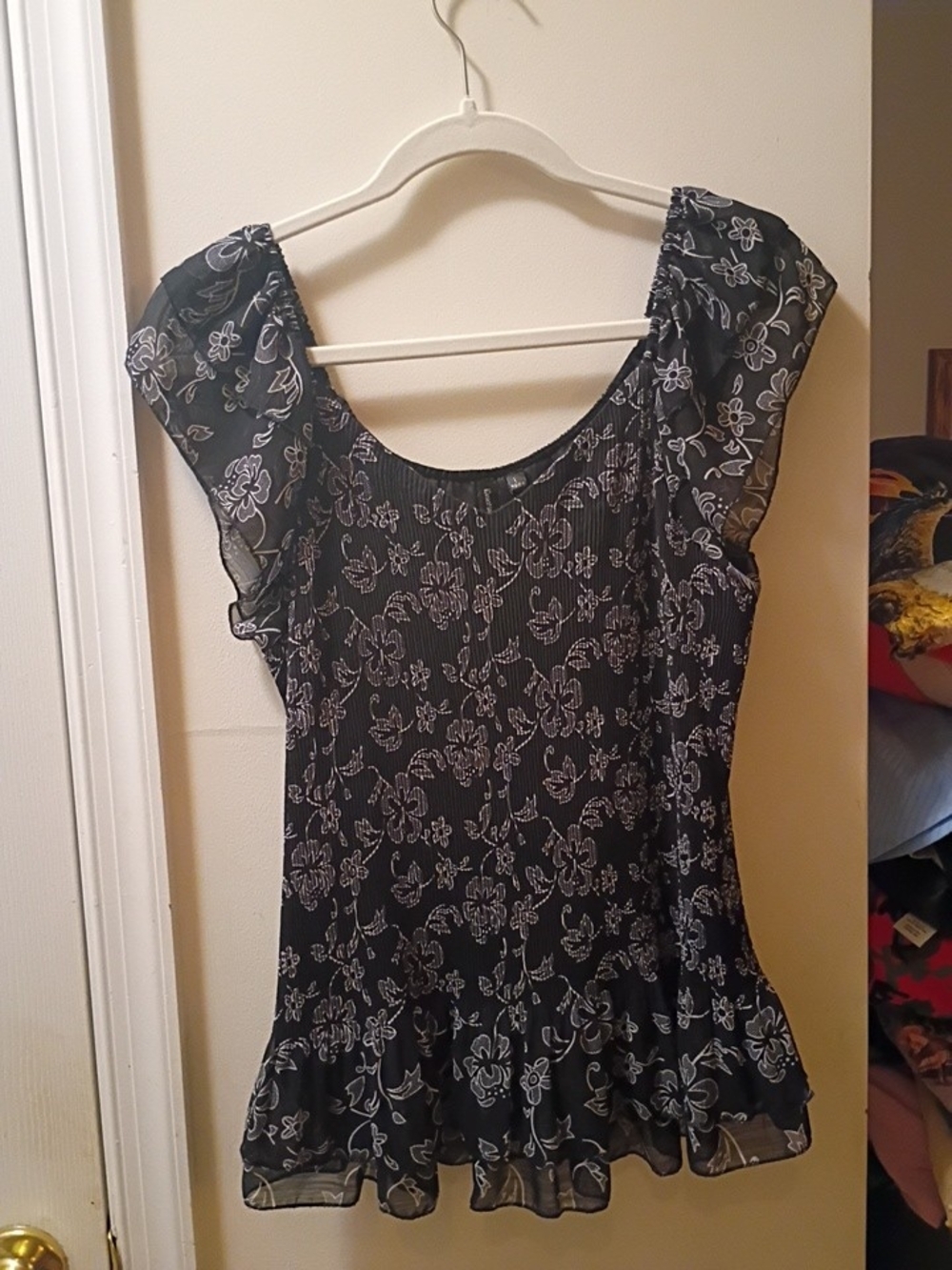 Trendy Gently Used Essentials By Milano Size Large Black And White Top Beautiful